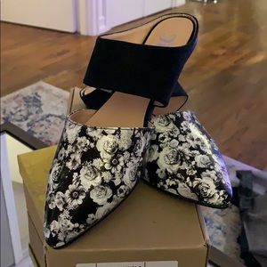 Journee Collection Dayton Flat - Black Floral